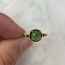 Load image into Gallery viewer, GREEN TOURMALINE &amp; BLACK SPINEL RING
